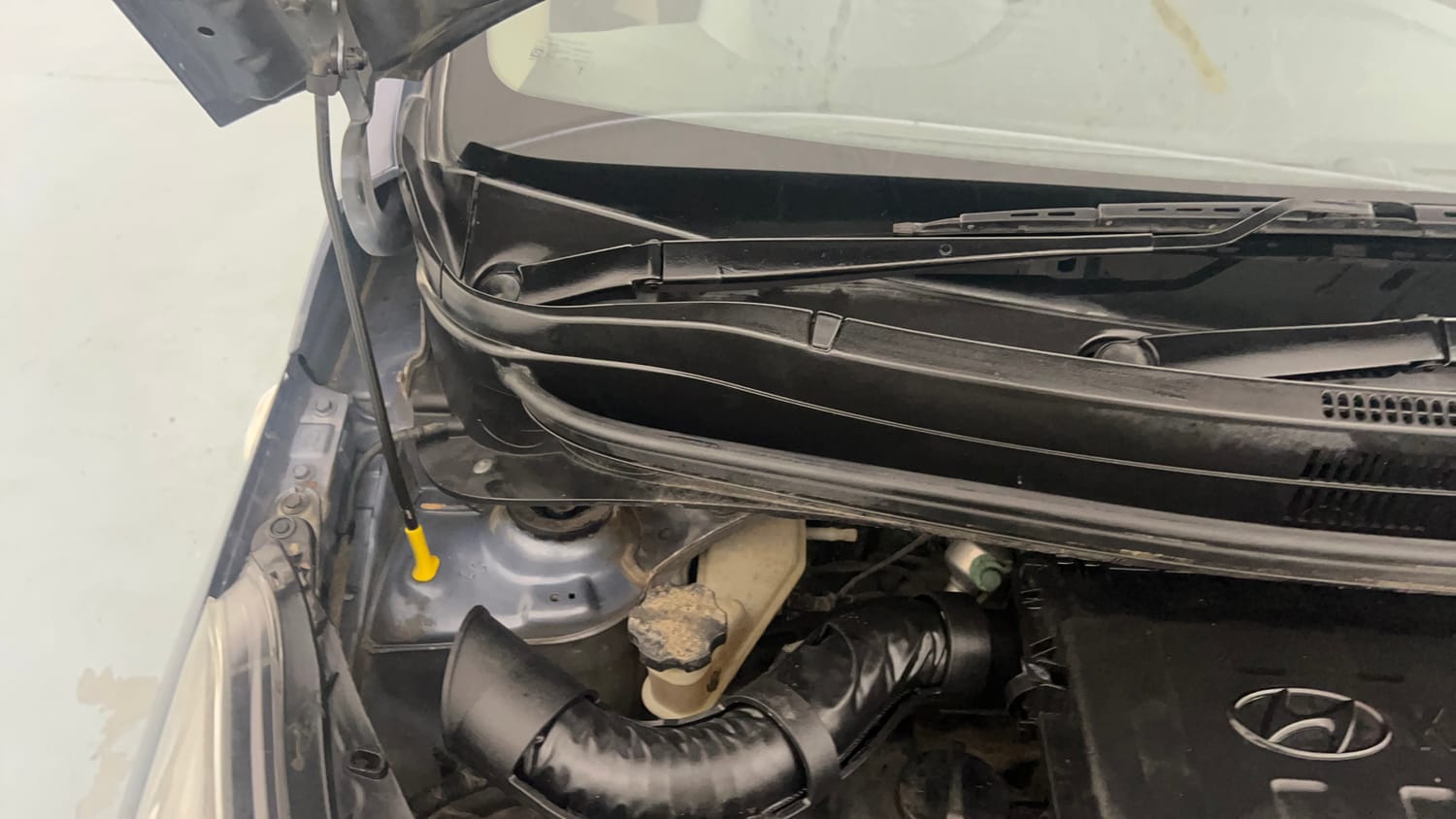 Used 2015 Hyundai Xcent Base 1.2 Petrol Manual engine ENGINE RIGHT SIDE HINGE & APRON VIEW