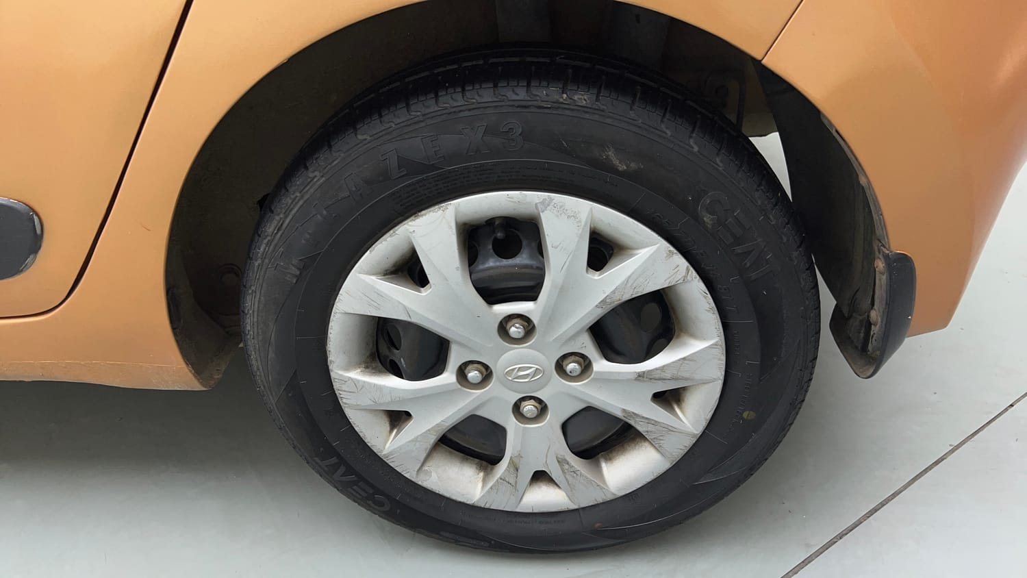 Used 2014 null Petrol Manual tyres LEFT REAR TYRE RIM VIEW