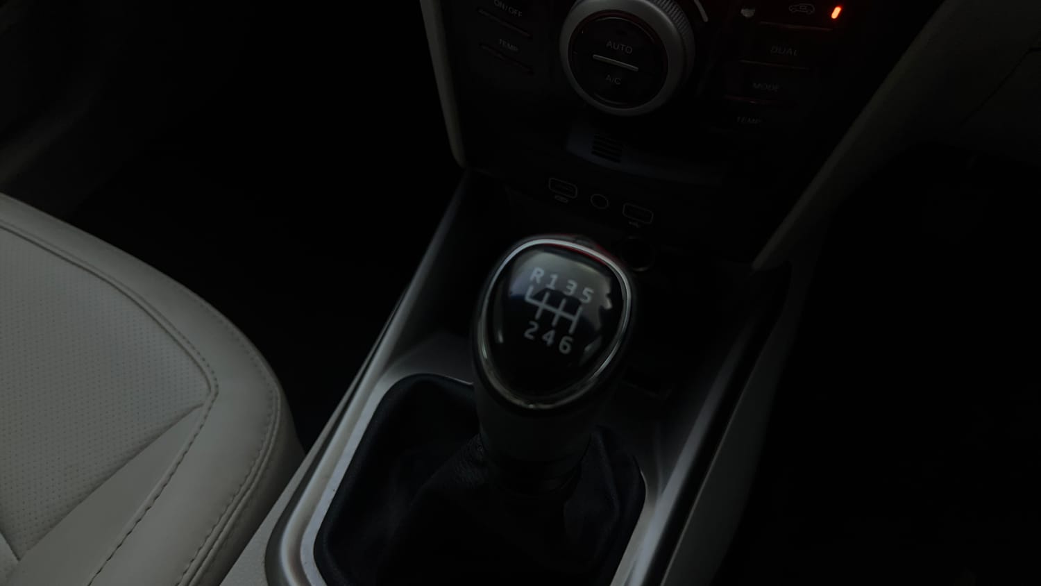 Used 2022 Mahindra XUV 300 W8 (O) 1.2 Petrol Petrol Manual interior GEAR  KNOB VIEW