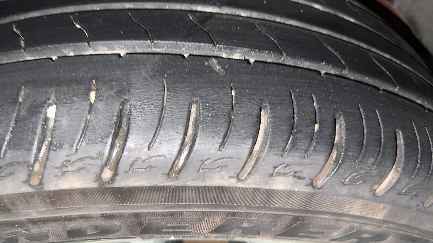 Used 2021 Mahindra XUV 300 W8 (O) 1.5 Diesel AMT Dual Tone Diesel Automatic tyres LEFT REAR TYRE TREAD VIEW