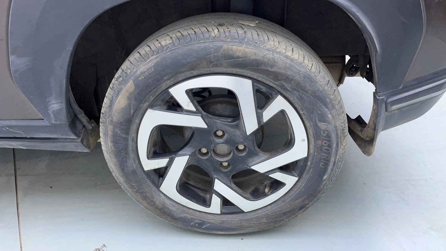 Used 2023 Nissan Magnite XV Petrol Manual tyres LEFT REAR TYRE RIM VIEW