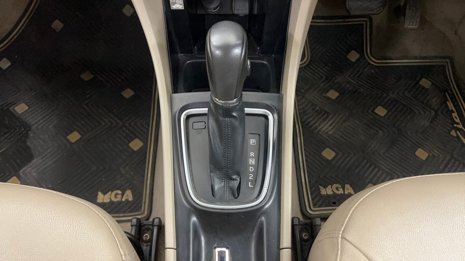 Used 2015 Maruti Suzuki Ciaz ZXi  AT Petrol Automatic interior GEAR  KNOB VIEW