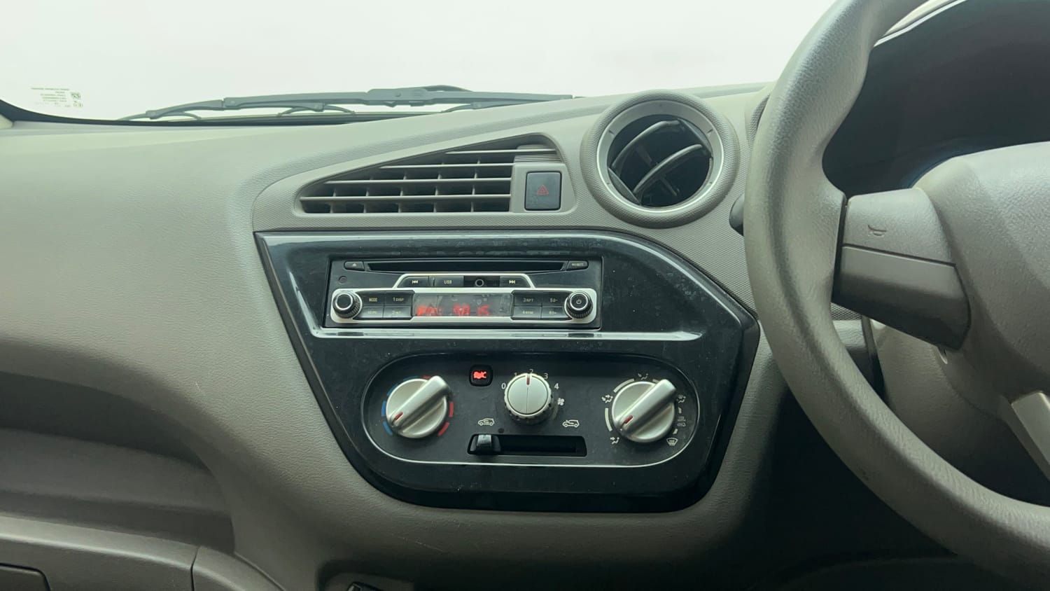 Used 2017 Datsun Redi-GO S Petrol Manual top_features Integrated (in-dash) music system