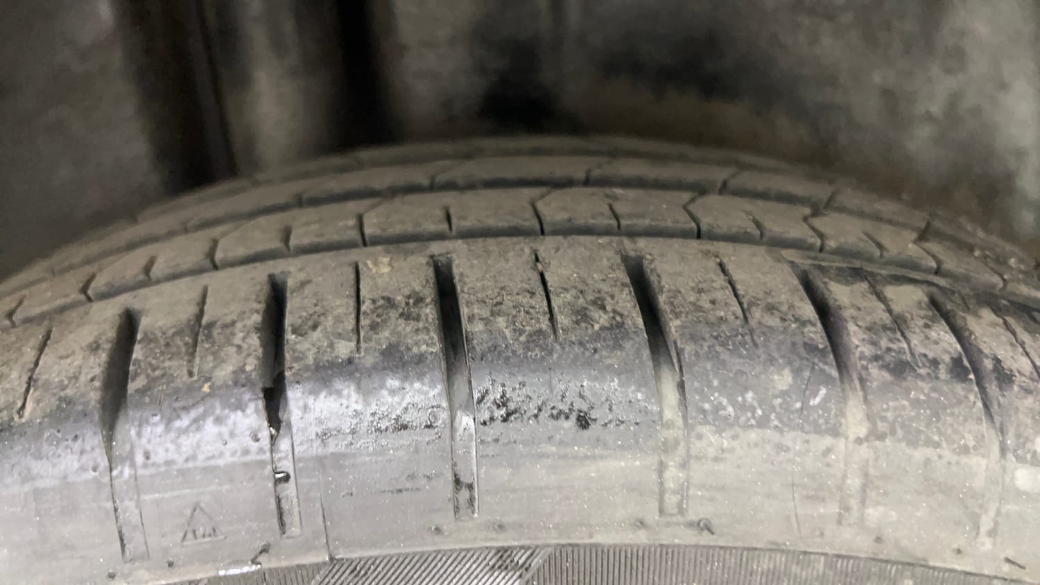 Used 2015 Maruti Suzuki Ciaz ZXi  AT Petrol Automatic tyres RIGHT REAR TYRE TREAD VIEW