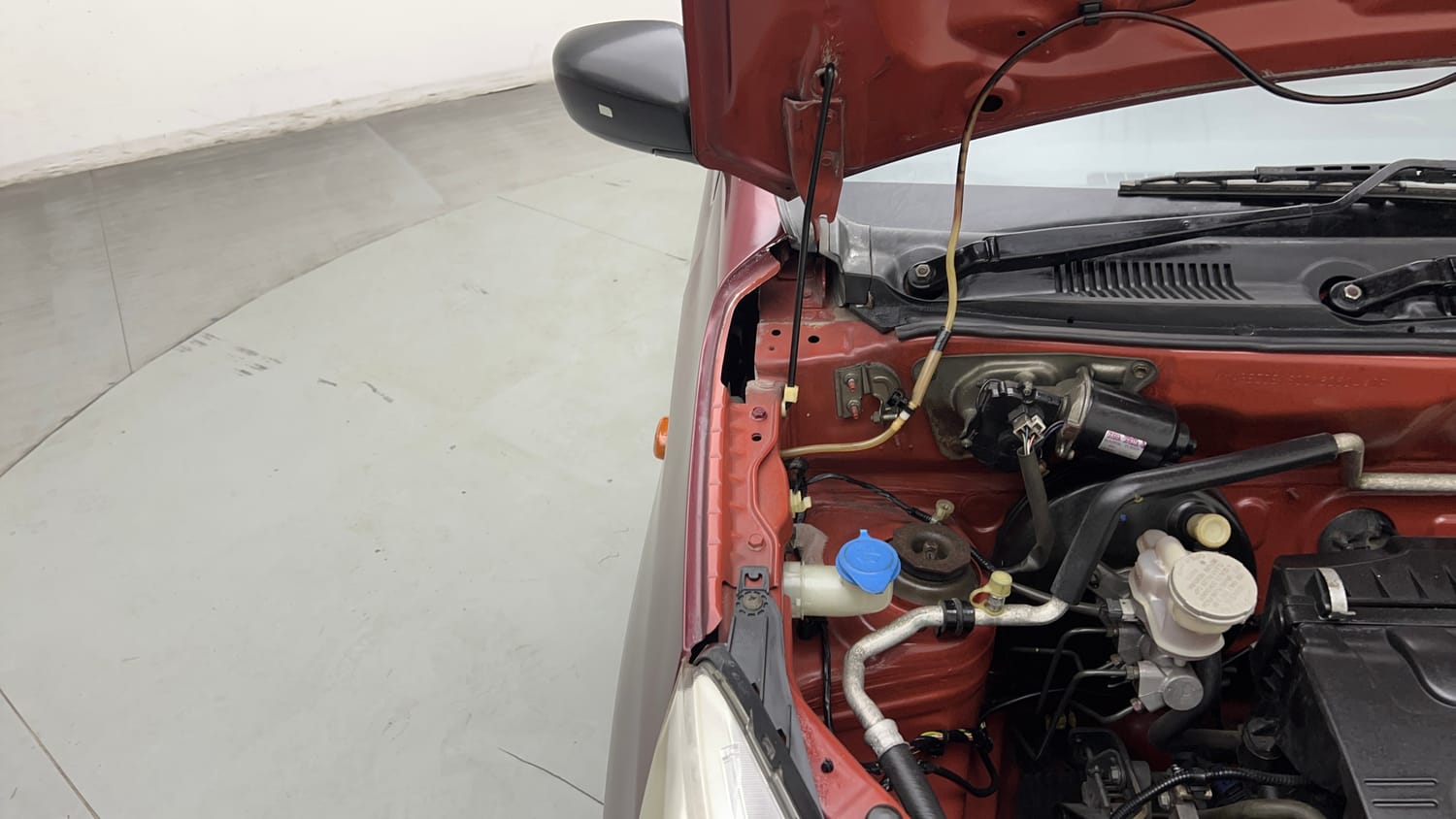 Used 2015 Maruti Suzuki Alto K10 VXi Petrol Manual engine ENGINE RIGHT SIDE HINGE & APRON VIEW