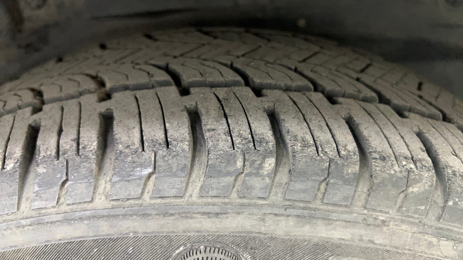 Used 2018 Tata Hexa XT 4x2 7 STR Diesel Manual tyres RIGHT REAR TYRE TREAD VIEW