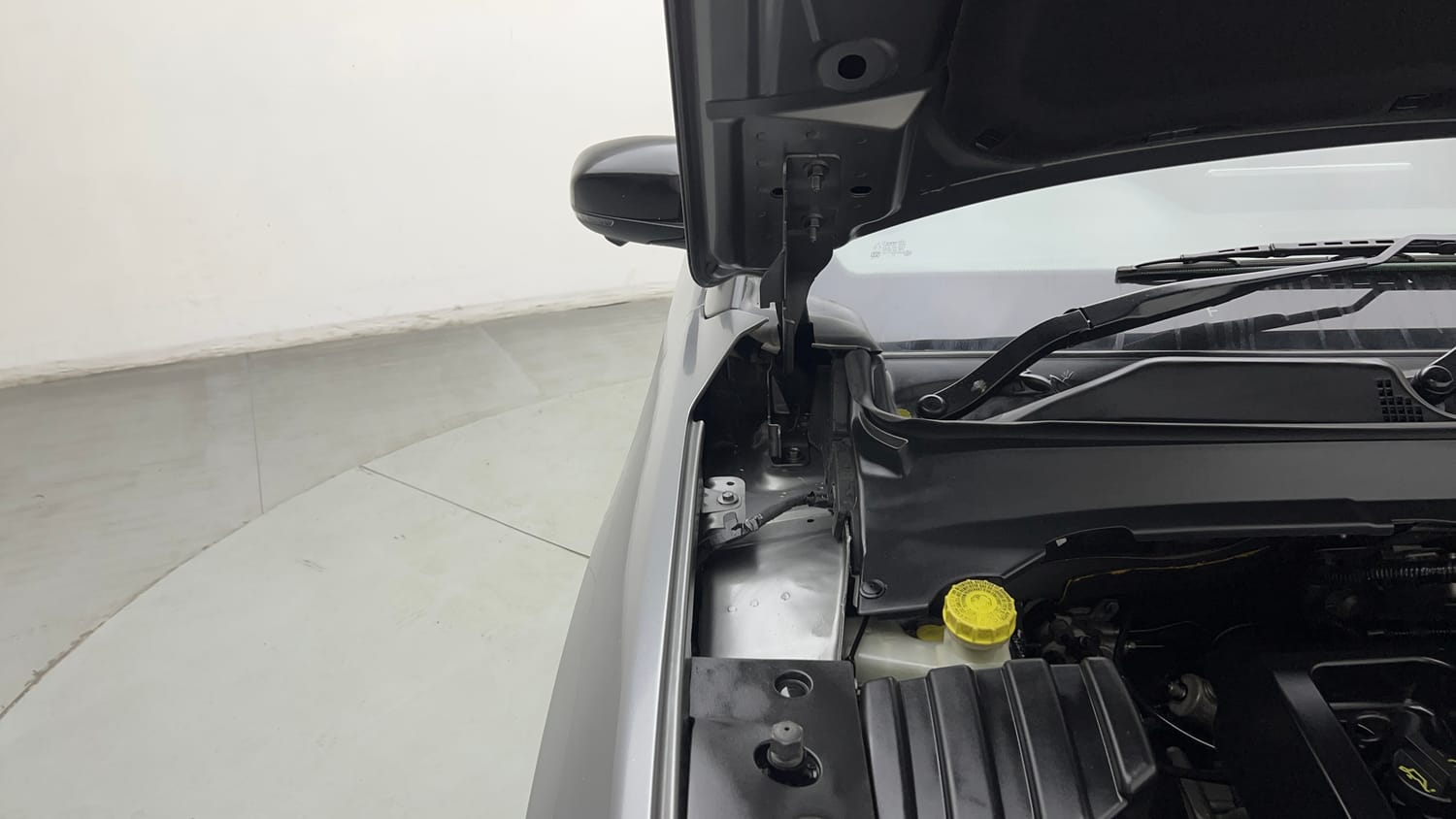 Used 2021 Jeep Compass Model S (O) 1.4 Petrol DCT Petrol Automatic engine ENGINE RIGHT SIDE HINGE & APRON VIEW