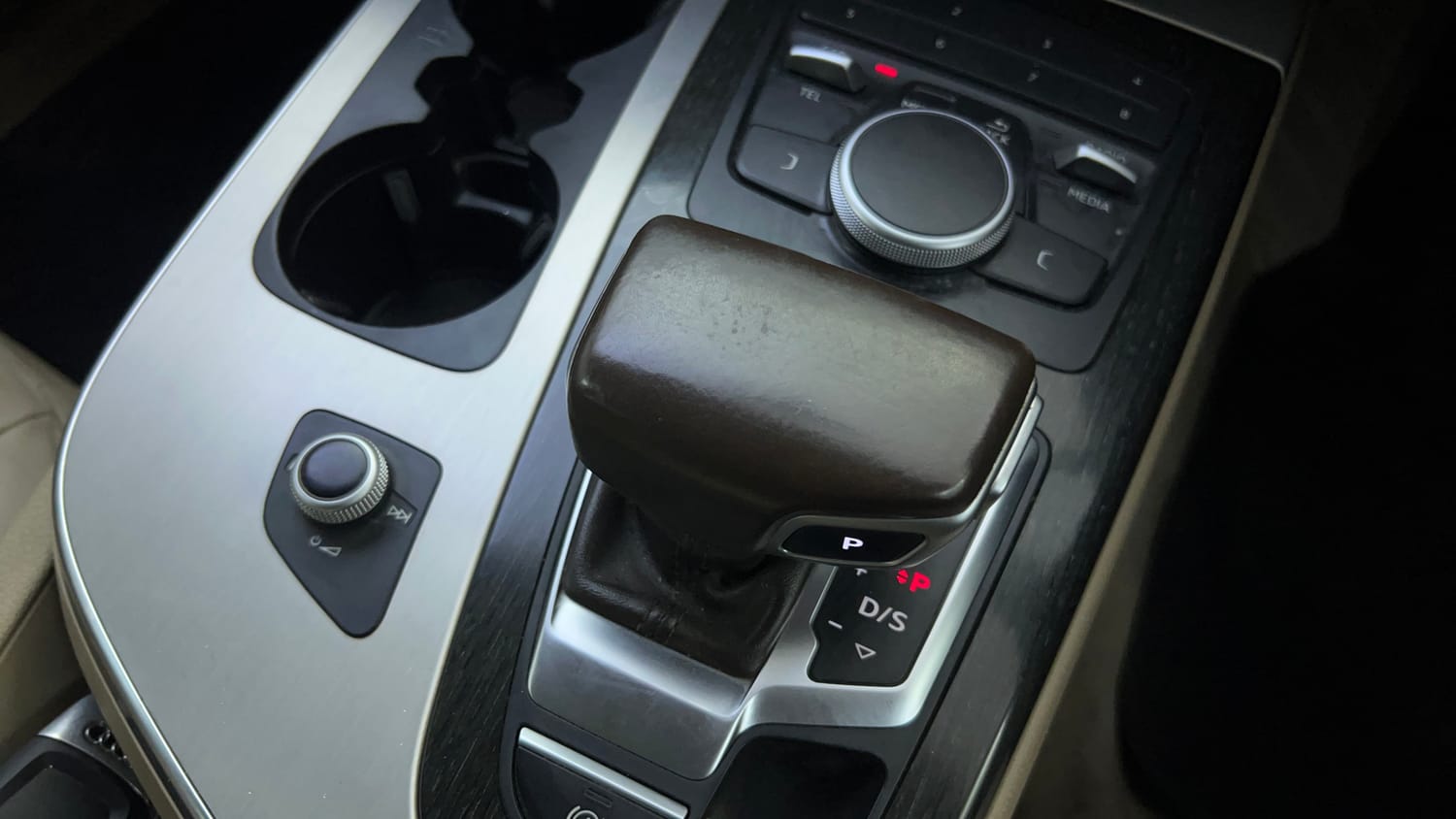 Used 2018 Audi Q7 45 TFSI Premium Plus Petrol Automatic interior GEAR  KNOB VIEW
