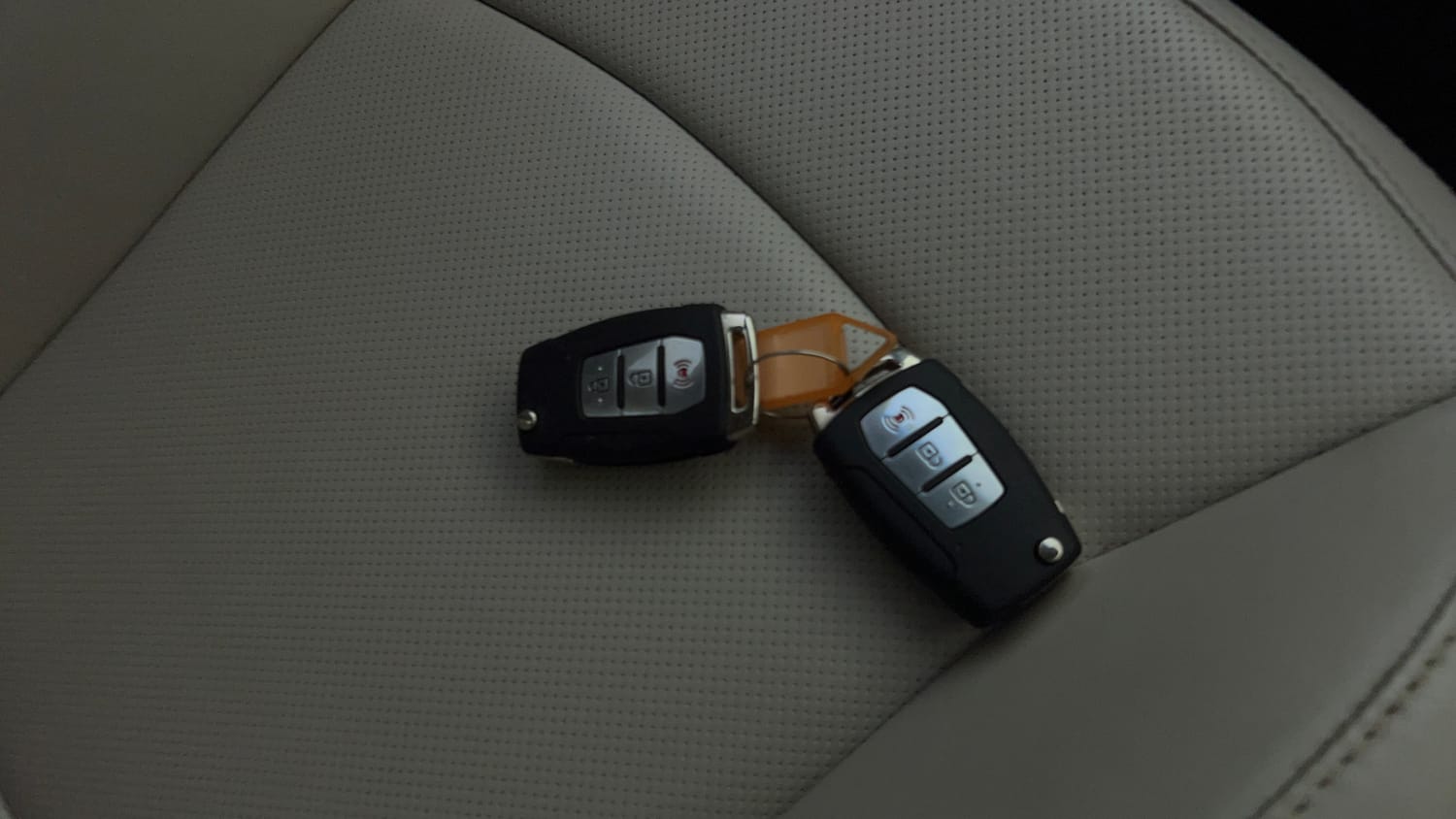 Used 2021 Mahindra XUV 300 W8 (O) 1.5 Diesel AMT Dual Tone Diesel Automatic extra CAR KEY VIEW