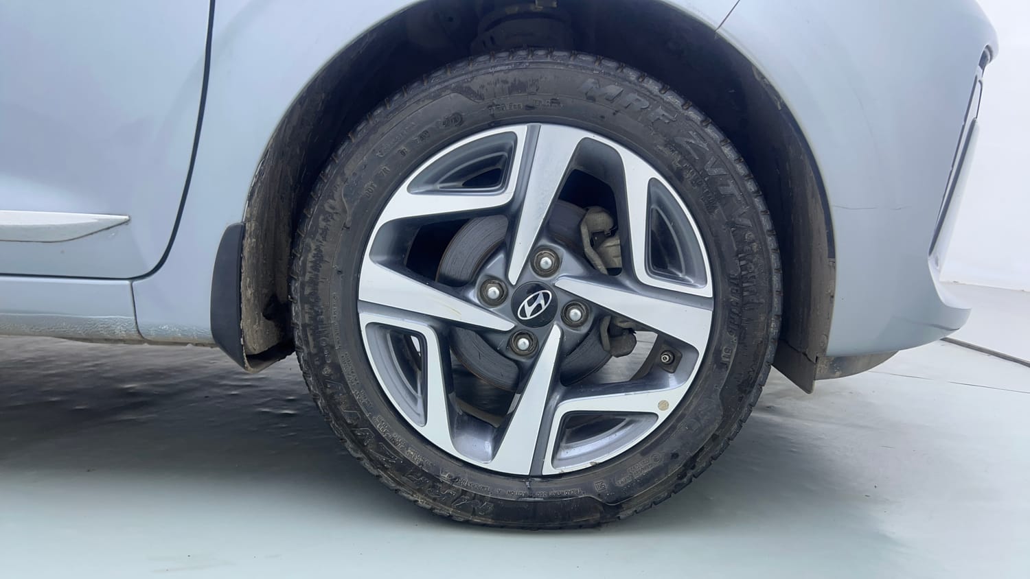 Used 2024 Hyundai Aura SX 1.2 CNG Cng Manual tyres RIGHT FRONT TYRE RIM VIEW