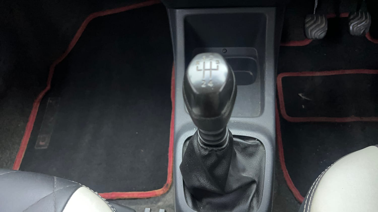 Used 2017 Renault Kwid RXT Petrol Manual interior GEAR  KNOB VIEW