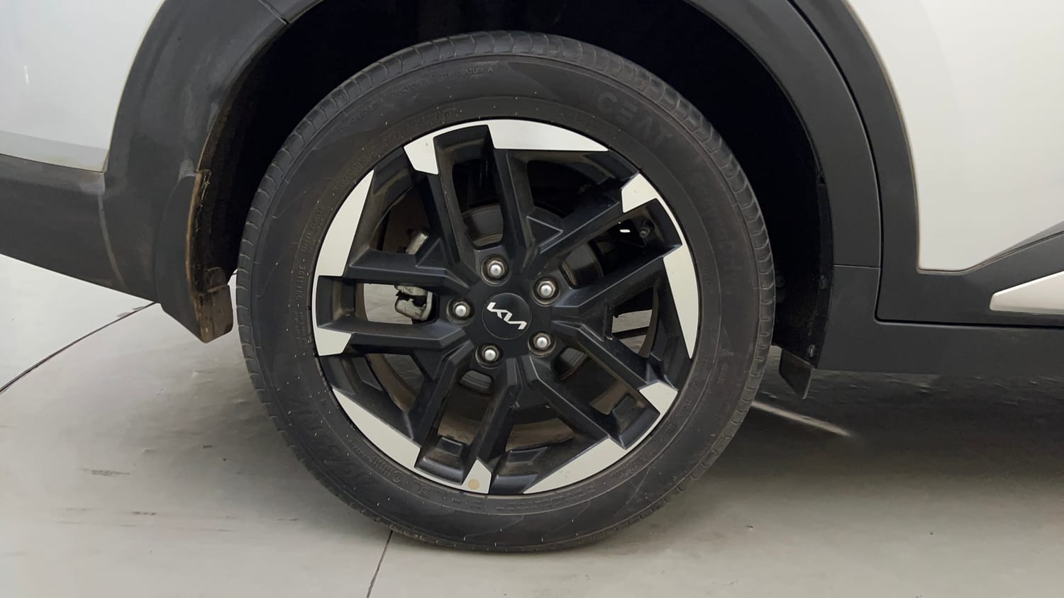 Used 2025 Kia Carens Clavis HTX Plus 1.5 Turbo Petrol 7STR MT Petrol Manual tyres RIGHT REAR TYRE RIM VIEW