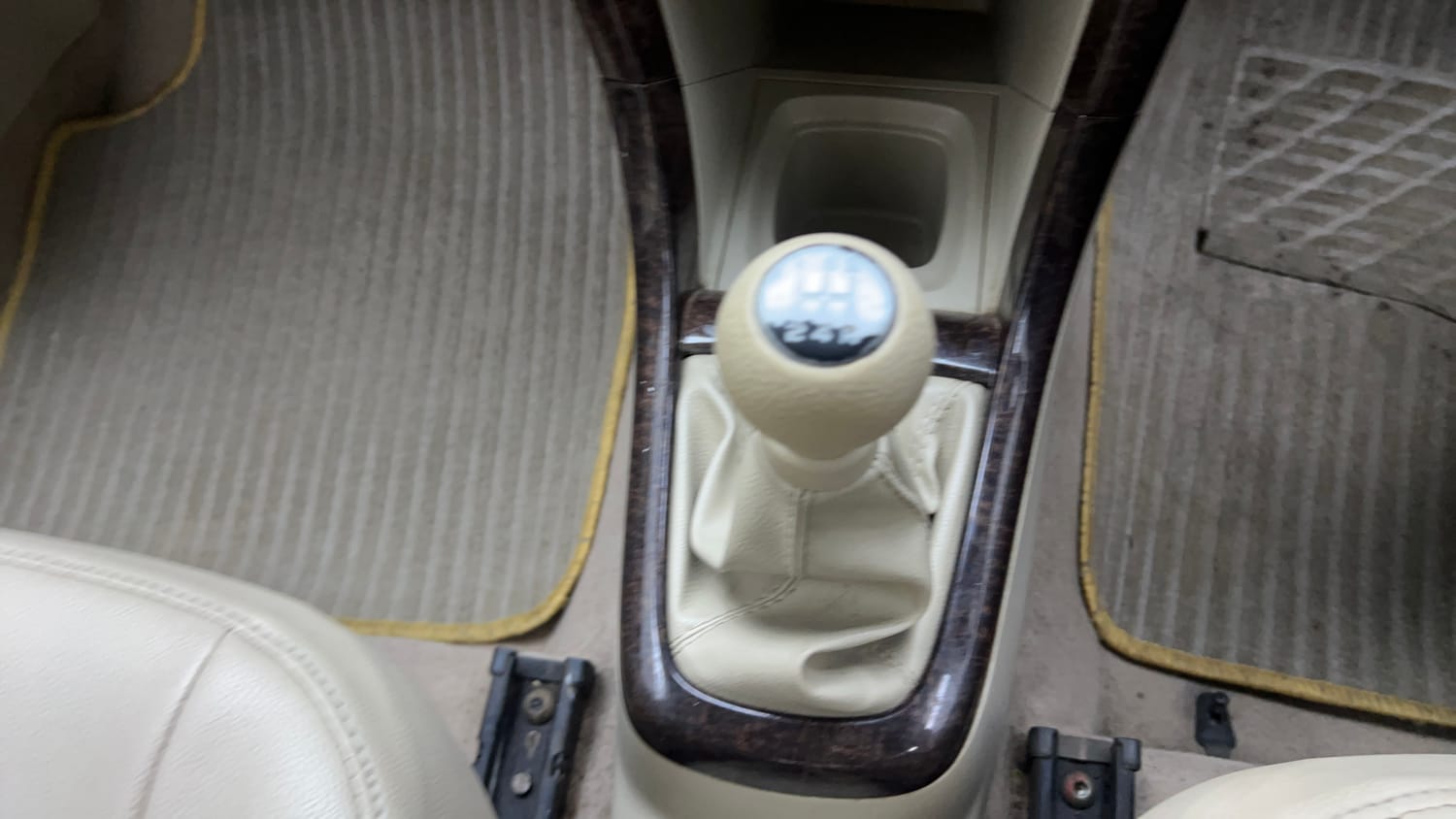 Used 2015 Maruti Suzuki Swift Dzire VXI Petrol Manual interior GEAR  KNOB VIEW