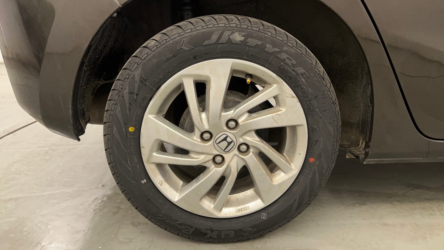Used 2017 Honda Jazz V AT Petrol Petrol Automatic tyres RIGHT REAR TYRE RIM VIEW