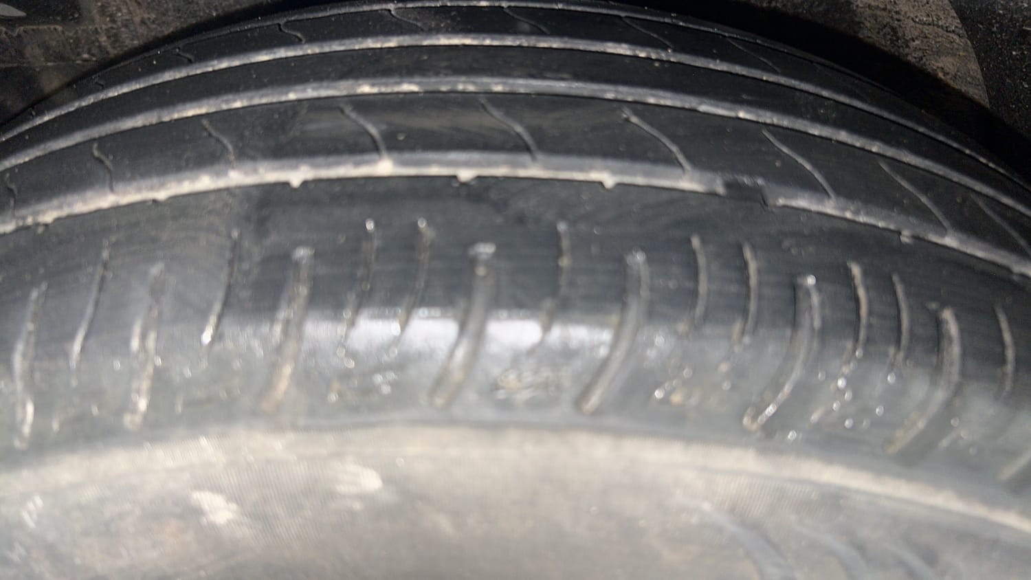 Used 2022 Mahindra XUV 300 W8 (O) 1.2 Petrol Petrol Manual tyres LEFT FRONT TYRE TREAD VIEW