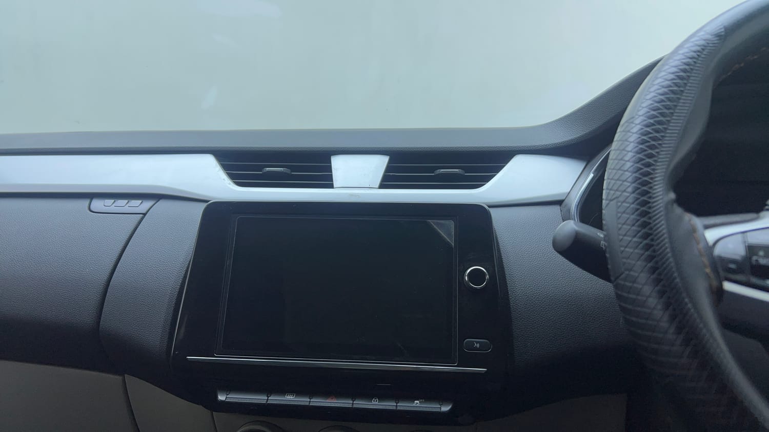 Used 2024 Renault Triber RXZ EASY-R AMT Petrol Automatic top_features Integrated (in-dash) music system
