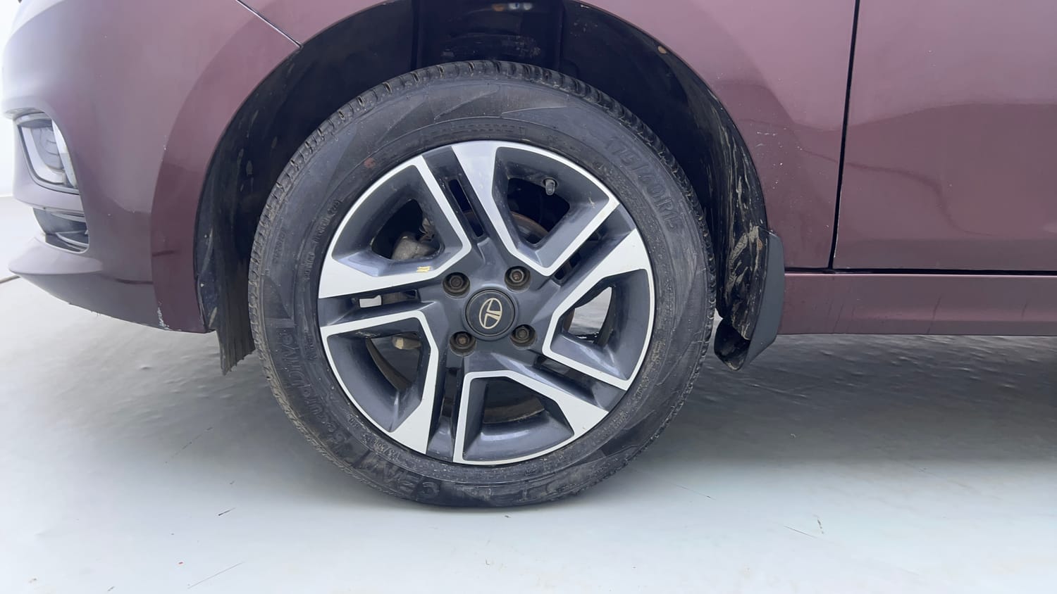 Used 2022 Tata Tigor XZA Plus Petrol Automatic tyres LEFT FRONT TYRE RIM VIEW