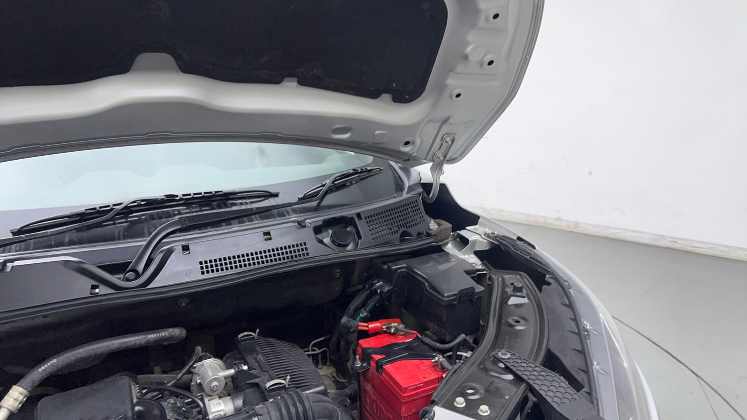 Used 2021 Nissan Magnite XL Petrol Manual engine ENGINE LEFT SIDE HINGE & APRON VIEW