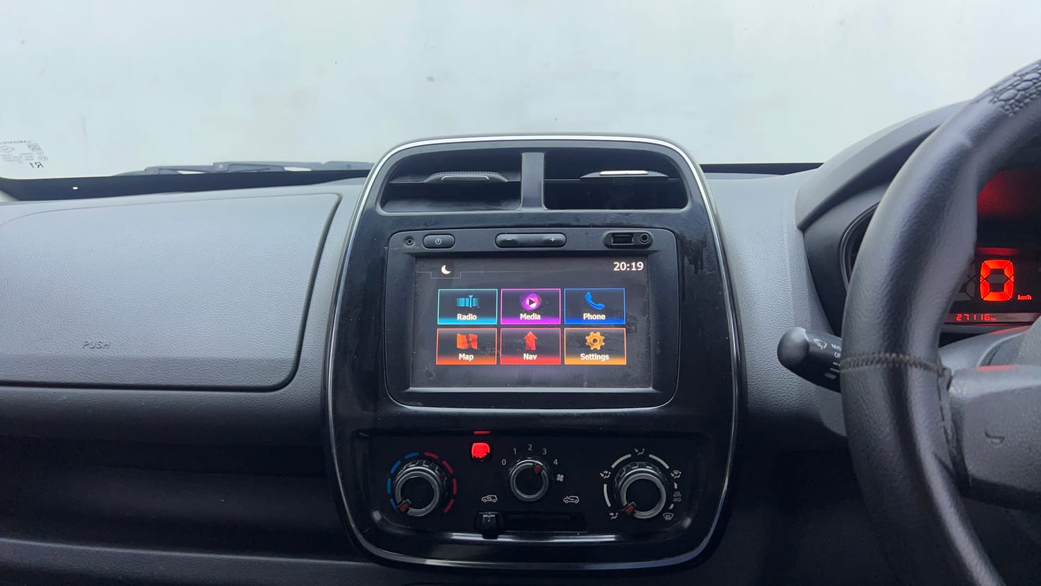 Used 2017 Renault Kwid RXT Petrol Manual interior MUSIC SYSTEM & AC CONTROL VIEW