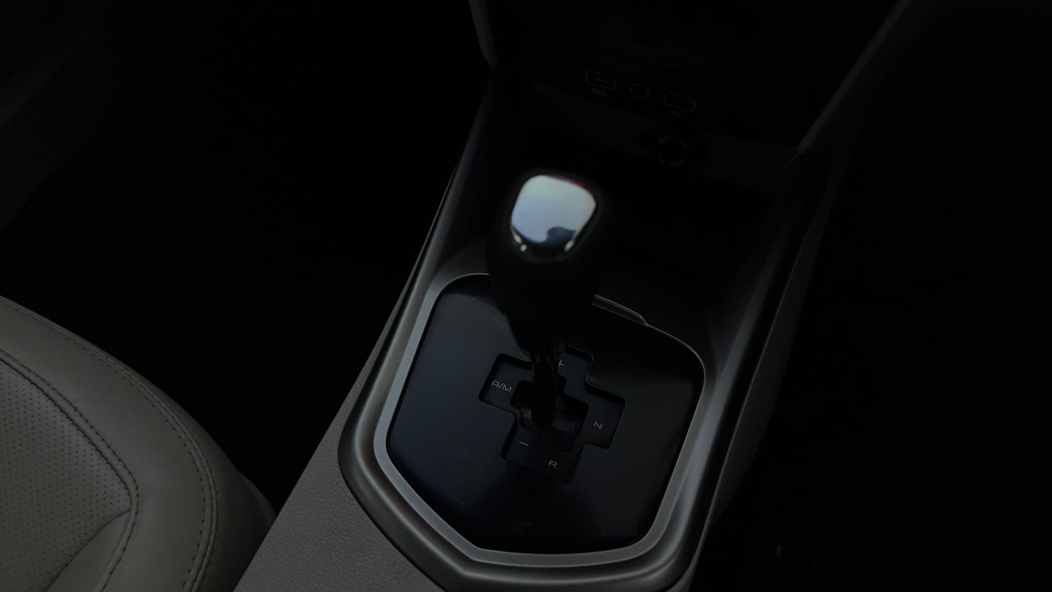 Used 2021 Mahindra XUV 300 W8 (O) 1.5 Diesel AMT Dual Tone Diesel Automatic interior GEAR  KNOB VIEW