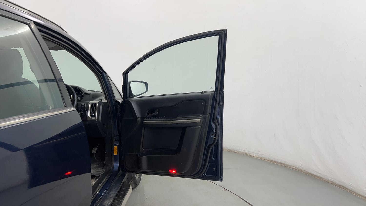 Used 2018 Tata Hexa XT 4x2 7 STR Diesel Manual interior RIGHT FRONT DOOR OPEN VIEW