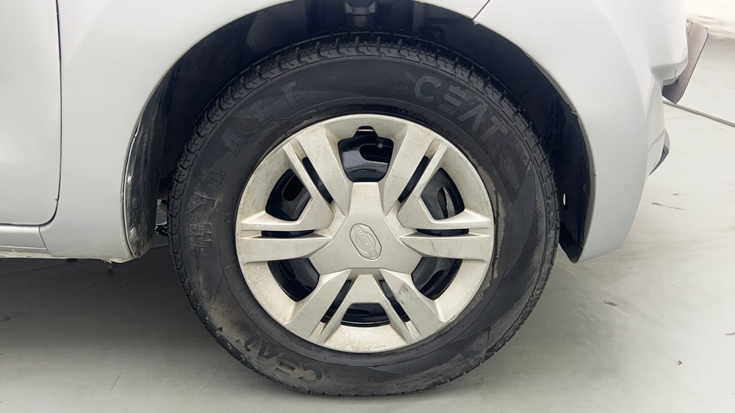Used 2017 Datsun Redi-GO S Petrol Manual tyres RIGHT FRONT TYRE RIM VIEW