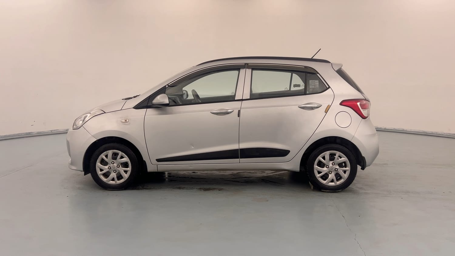 Used 2018 Hyundai Grand i10 Magna 1.2 Kappa VTVT Petrol Manual exterior LEFT SIDE VIEW