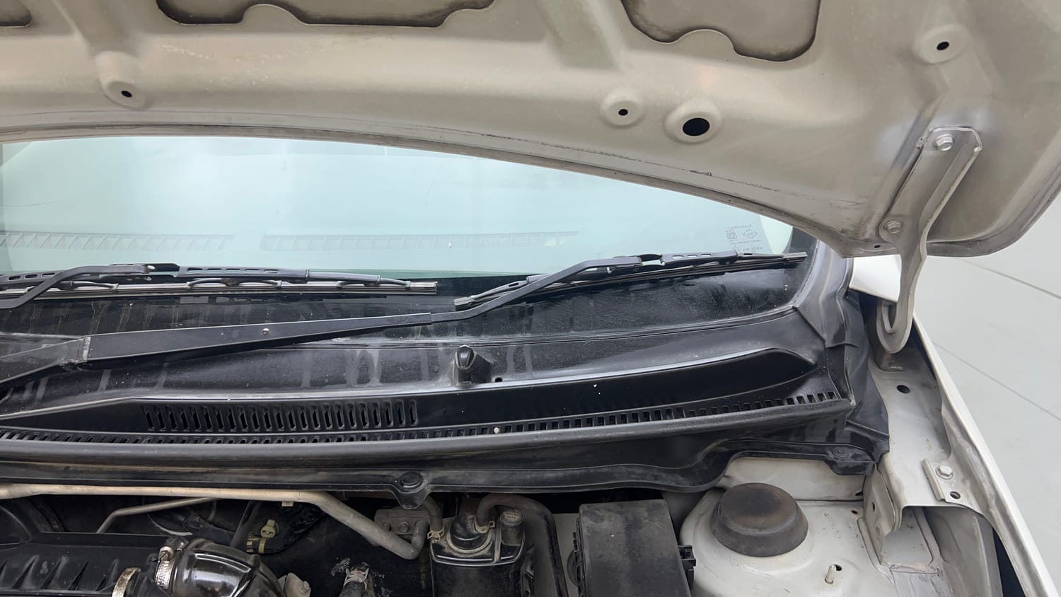Used 2015 Maruti Suzuki Celerio VXi AMT Petrol Automatic engine ENGINE LEFT SIDE HINGE & APRON VIEW