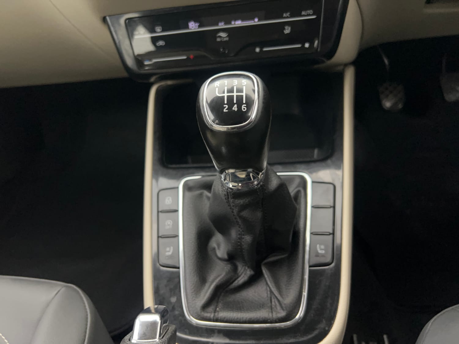 Used 2022 Skoda Slavia Style 1.0L TSI MT Petrol Manual interior GEAR  KNOB VIEW