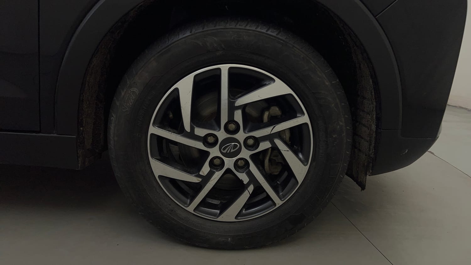 Used 2022 Mahindra XUV 300 W8 (O) 1.2 Petrol Petrol Manual tyres RIGHT FRONT TYRE RIM VIEW