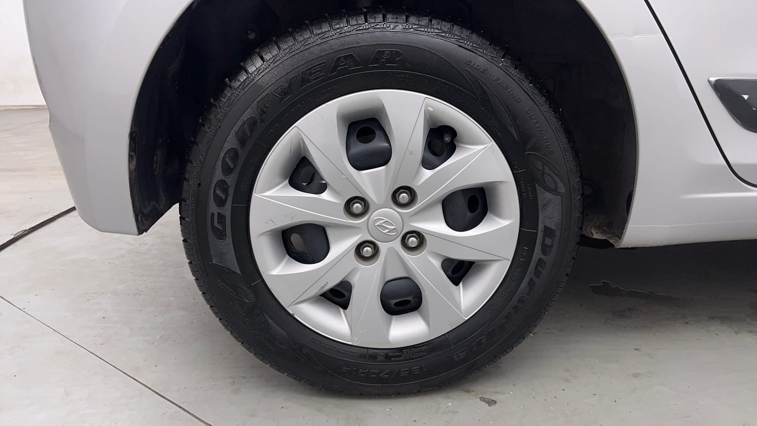 Used 2016 Hyundai Elite i20 Sportz 1.2 Petrol Manual tyres RIGHT REAR TYRE RIM VIEW