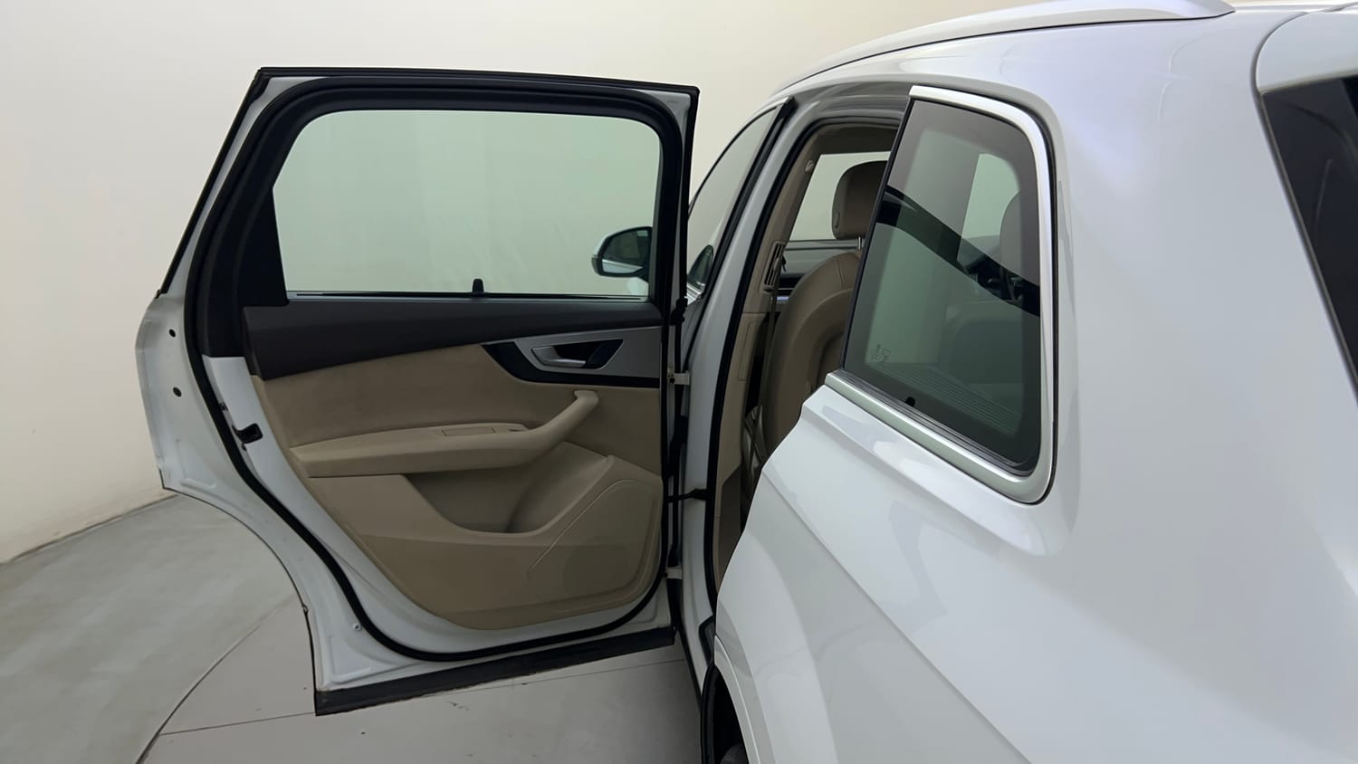 Used 2018 Audi Q7 45 TFSI Premium Plus Petrol Automatic interior LEFT REAR DOOR OPEN VIEW