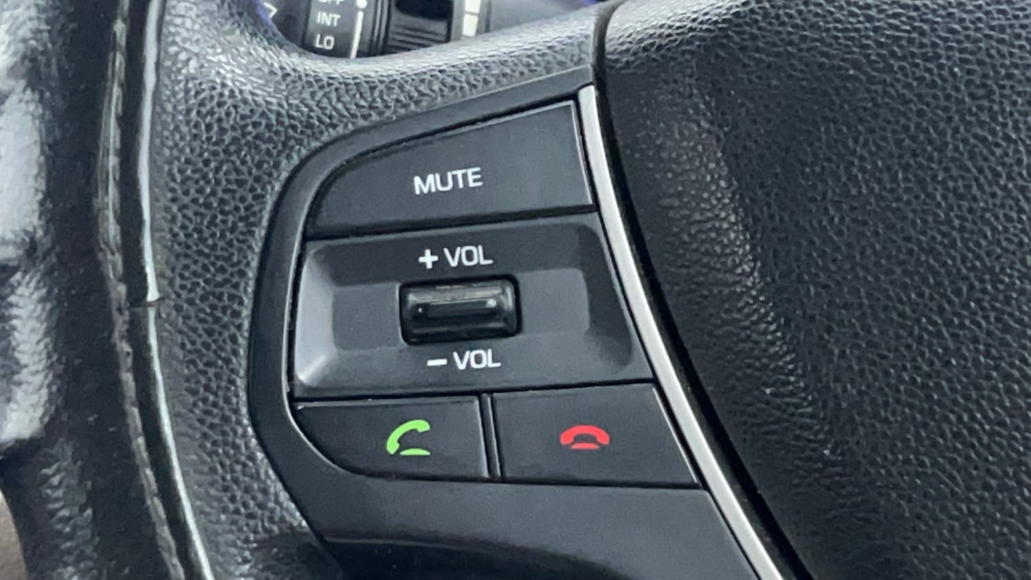 Used 2016 Hyundai Elite i20 Sportz 1.2 Petrol Manual top_features Steering mounted controls