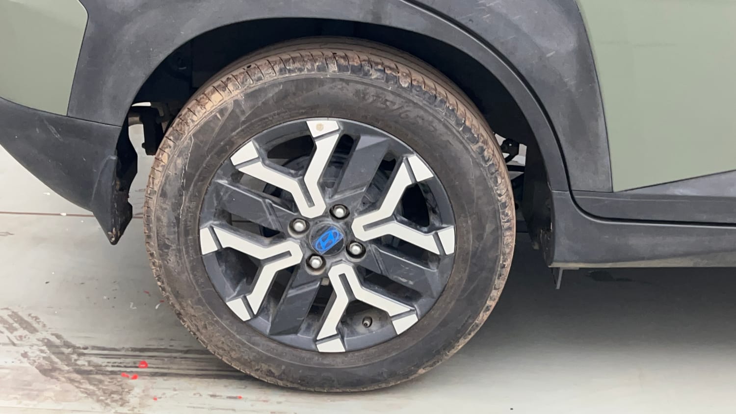 Used 2024 Hyundai Exter SX (O) Connect 1.2 AMT Petrol Automatic tyres RIGHT REAR TYRE RIM VIEW