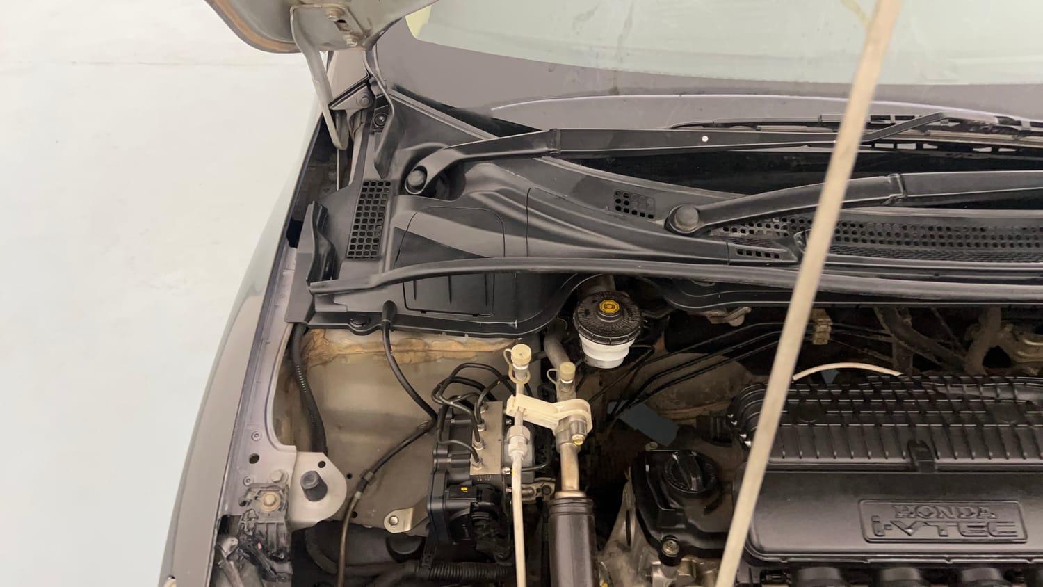 Used 2018 Honda City V Petrol Petrol Manual engine ENGINE RIGHT SIDE HINGE & APRON VIEW