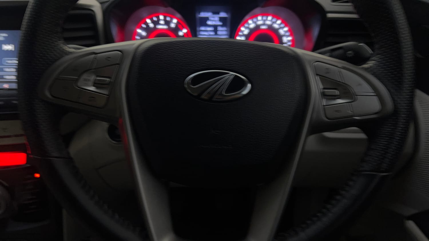 Used 2022 Mahindra XUV 300 W8 (O) 1.2 Petrol Petrol Manual top_features Airbags