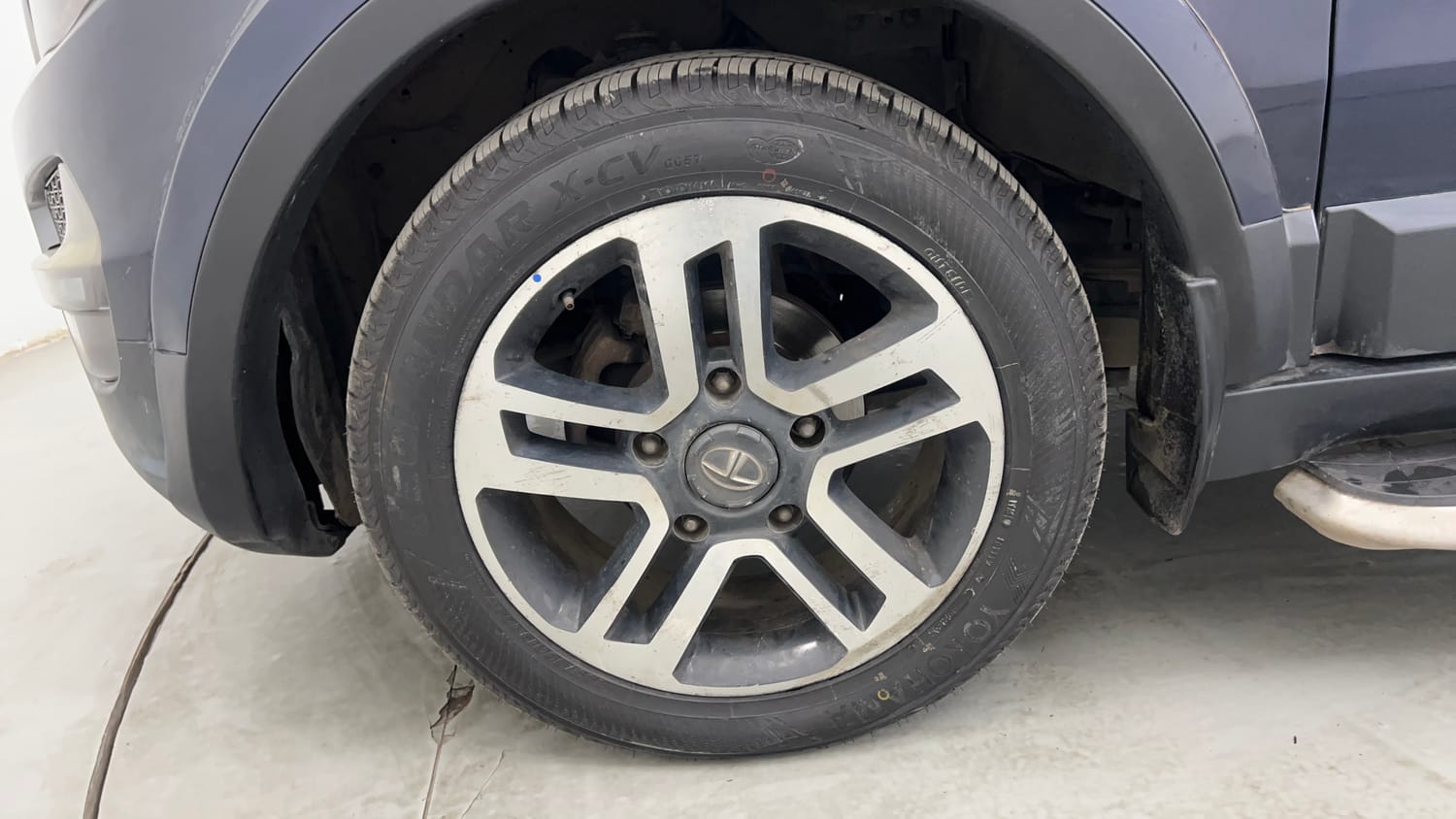 Used 2018 Tata Hexa XT 4x2 7 STR Diesel Manual tyres LEFT FRONT TYRE RIM VIEW