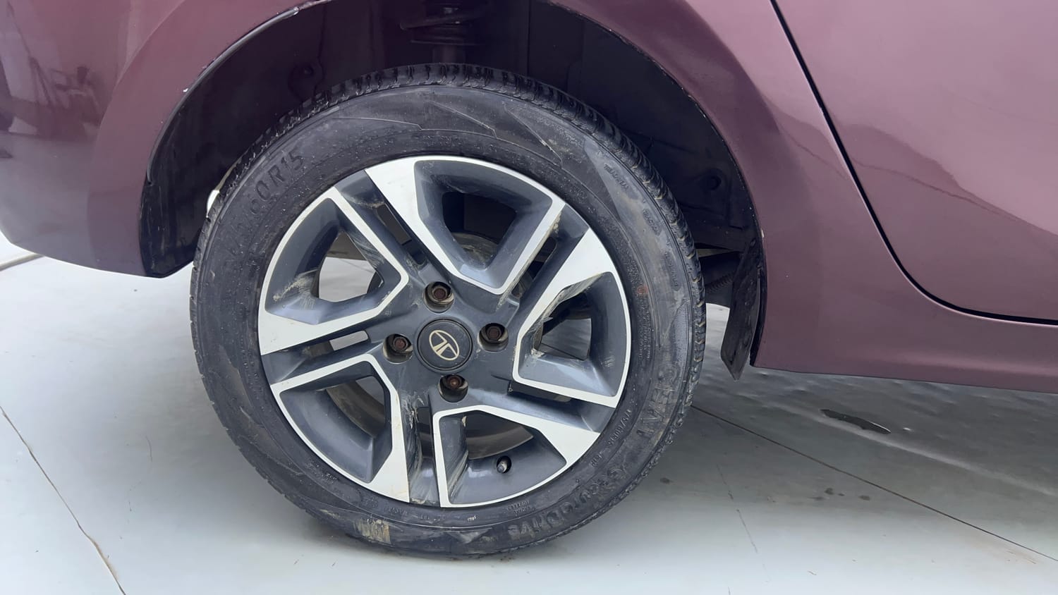 Used 2022 Tata Tigor XZA Plus Petrol Automatic tyres RIGHT REAR TYRE RIM VIEW