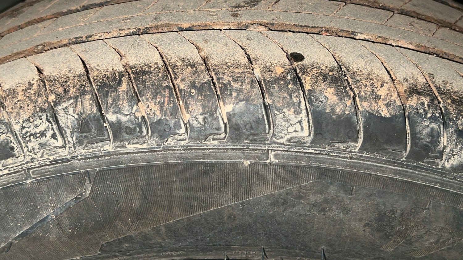 Used 2024 Hyundai Exter SX (O) Connect 1.2 AMT Petrol Automatic tyres RIGHT REAR TYRE TREAD VIEW