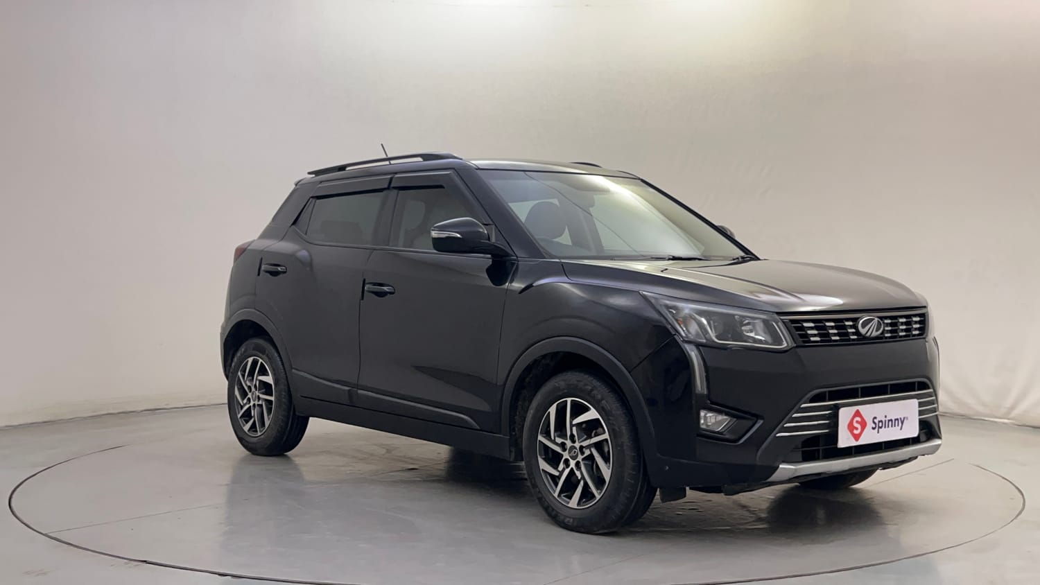 Used 2022 Mahindra XUV 300 W8 (O) 1.2 Petrol Petrol Manual exterior RIGHT FRONT CORNER VIEW