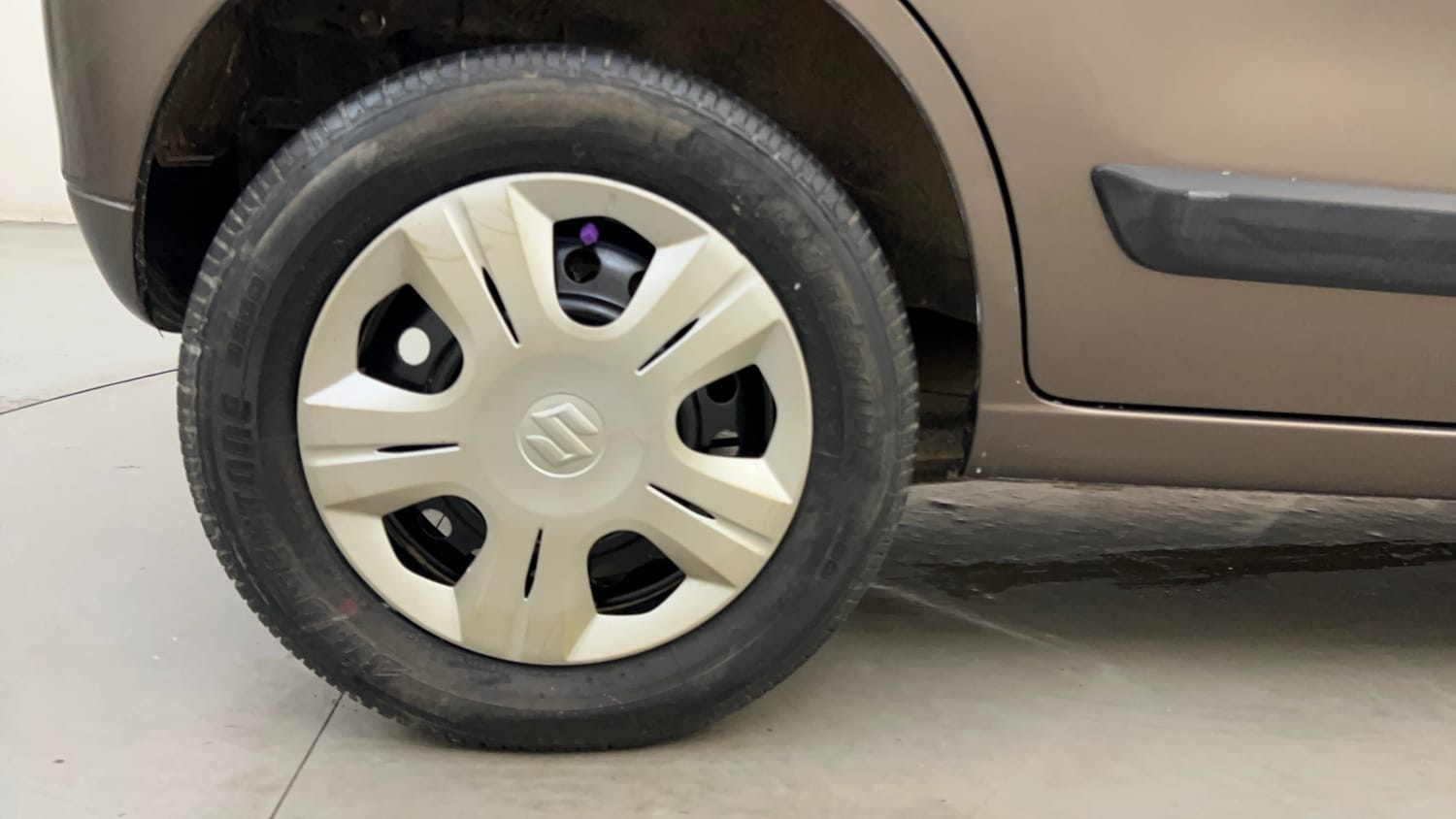Used 2013 Maruti Suzuki Wagon R VXI Petrol Manual tyres RIGHT REAR TYRE RIM VIEW