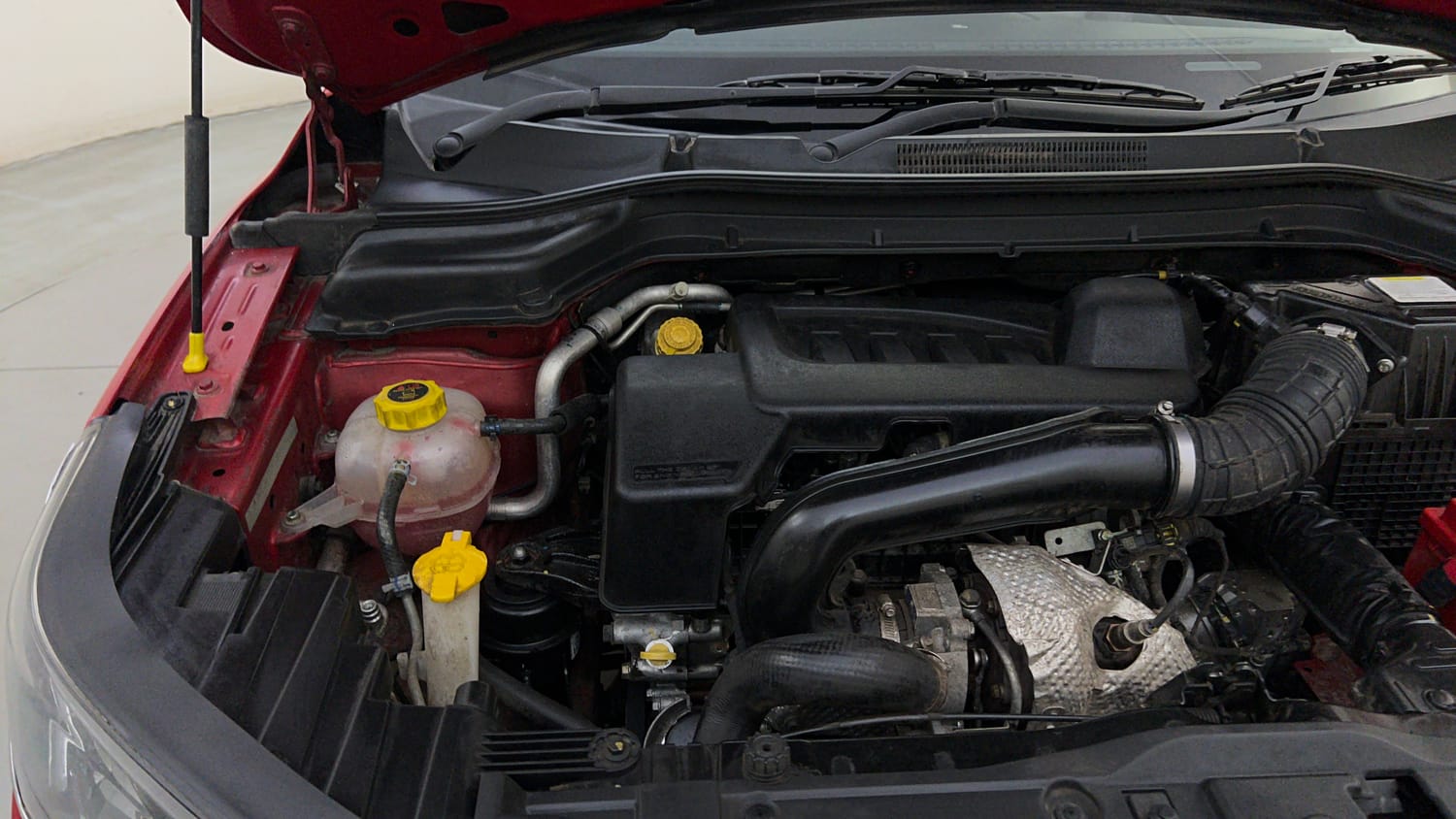 Used 2021 Mahindra XUV 300 W8 (O) 1.5 Diesel AMT Dual Tone Diesel Automatic engine ENGINE RIGHT SIDE HINGE & APRON VIEW