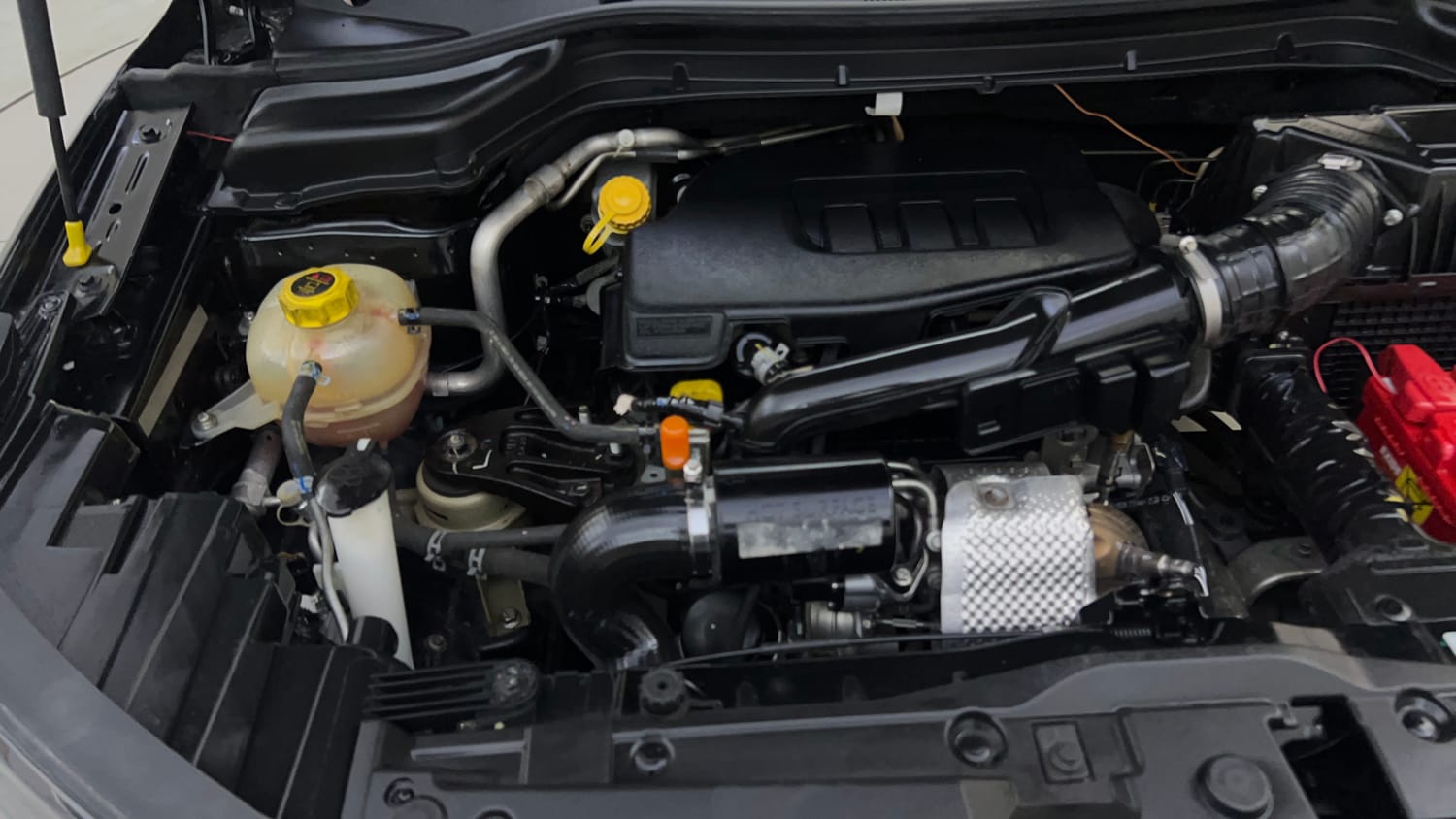 Used 2022 Mahindra XUV 300 W8 (O) 1.2 Petrol Petrol Manual engine ENGINE RIGHT SIDE VIEW
