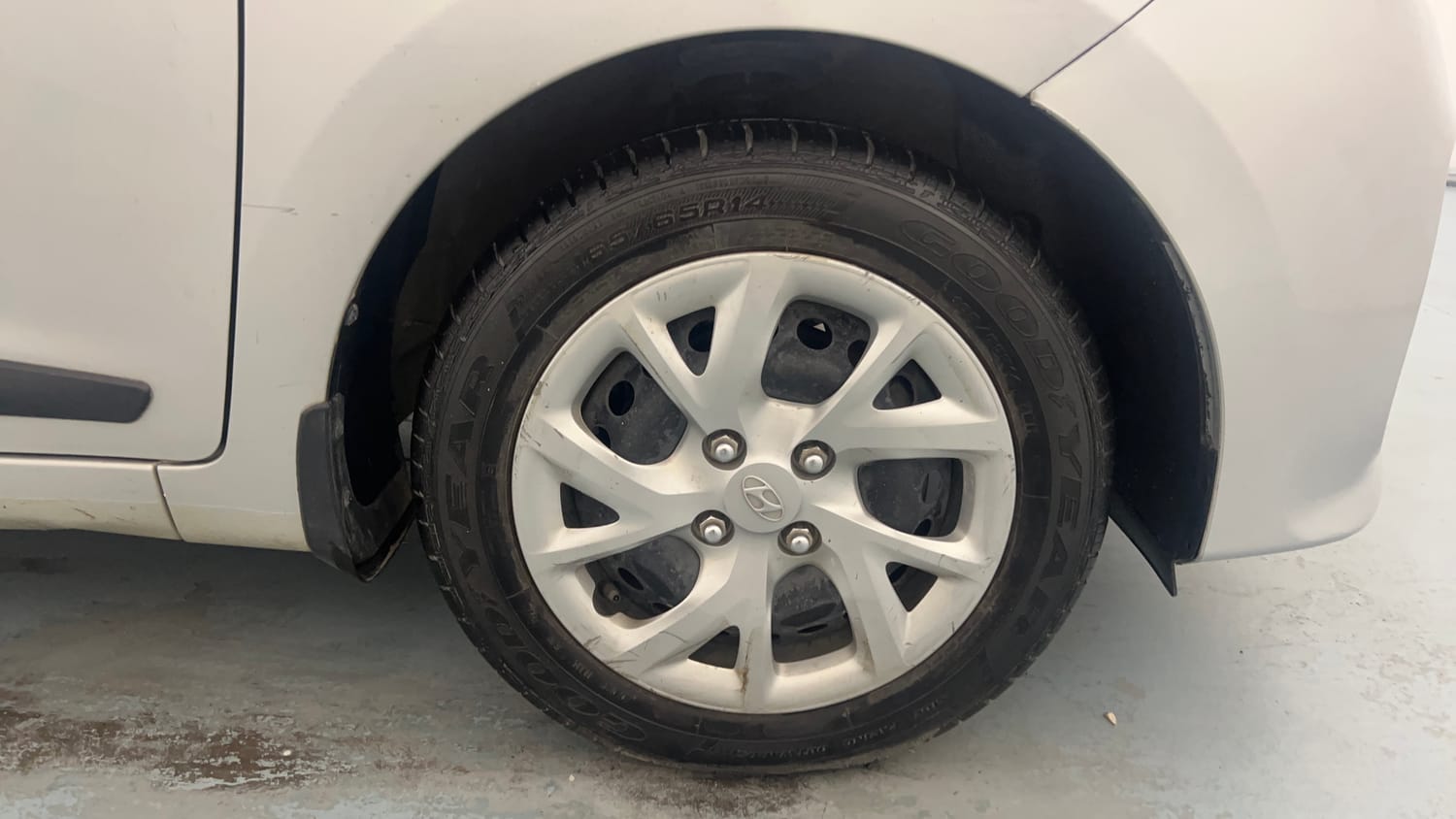 Used 2018 Hyundai Grand i10 Magna 1.2 Kappa VTVT Petrol Manual tyres RIGHT FRONT TYRE RIM VIEW