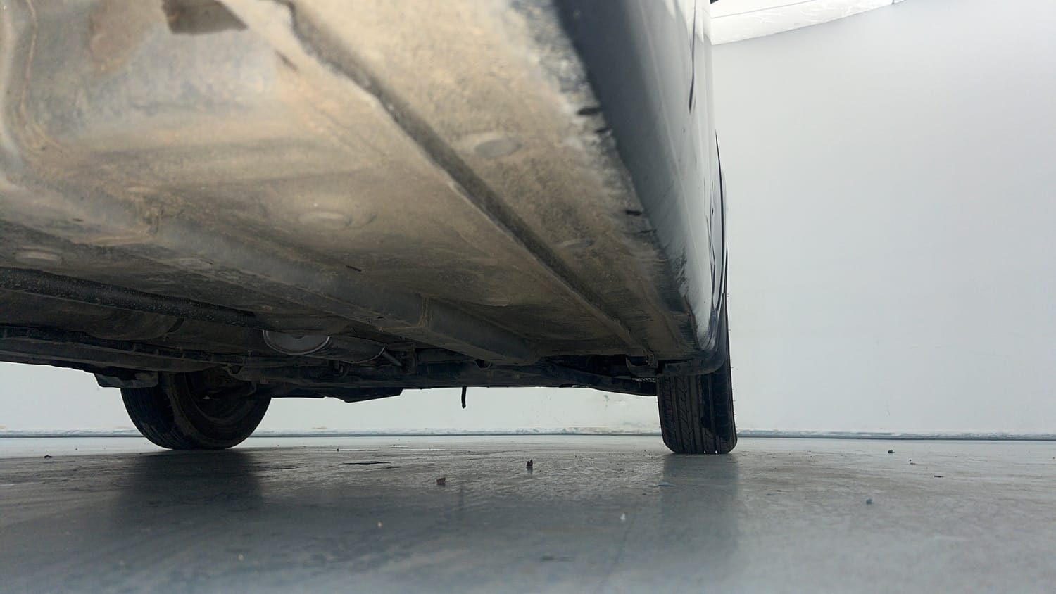 Used 2015 Hyundai Xcent Base 1.2 Petrol Manual extra REAR RIGHT UNDERBODY VIEW
