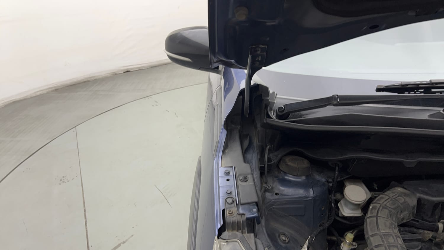 Used 2019 Maruti Suzuki XL6 Alpha MT Petrol Petrol Manual engine ENGINE RIGHT SIDE HINGE & APRON VIEW