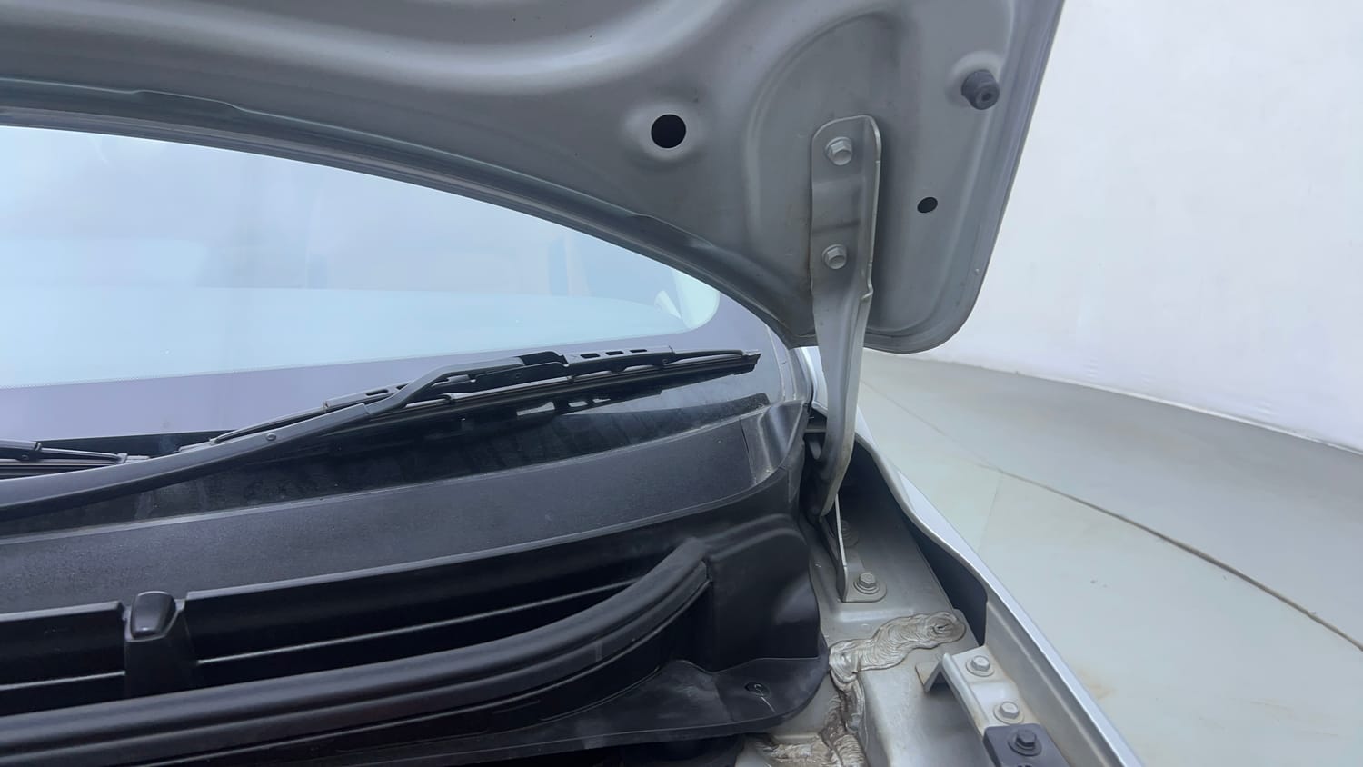 Used 2024 Hyundai Aura SX 1.2 CNG Cng Manual engine ENGINE LEFT SIDE HINGE & APRON VIEW