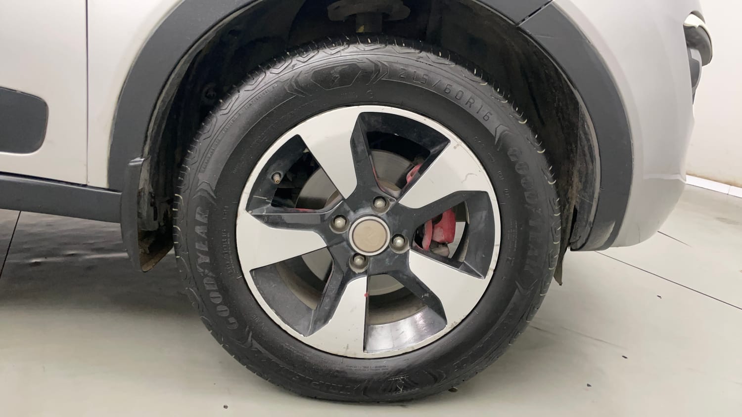 Used 2018 Tata Nexon XZ Plus Diesel Diesel Manual tyres RIGHT FRONT TYRE RIM VIEW