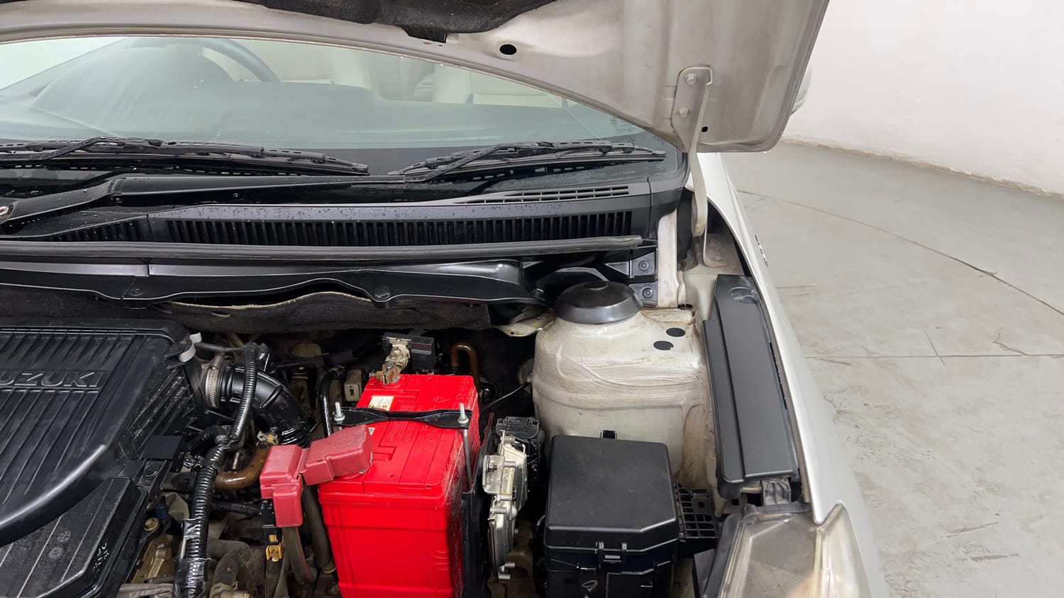 Used 2015 Maruti Suzuki Ciaz ZXi  AT Petrol Automatic engine ENGINE LEFT SIDE HINGE & APRON VIEW