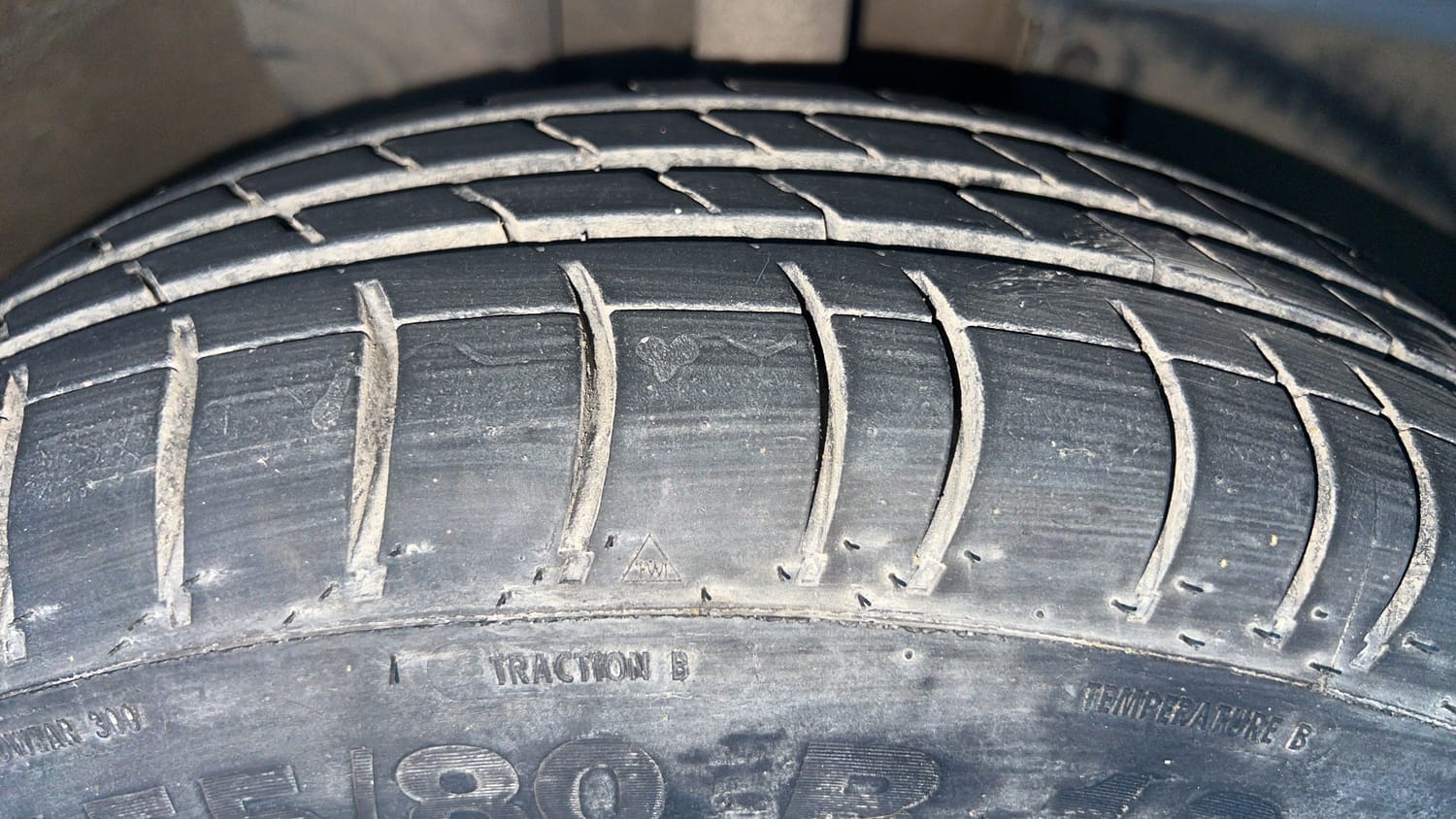 Used 2017 Renault Kwid RXT Petrol Manual tyres RIGHT FRONT TYRE TREAD VIEW